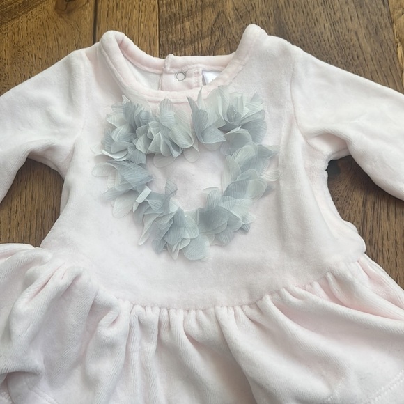 Bloomie’s Baby Heart Dress Size 6M 12-16 lbs - Picture 2 of 4